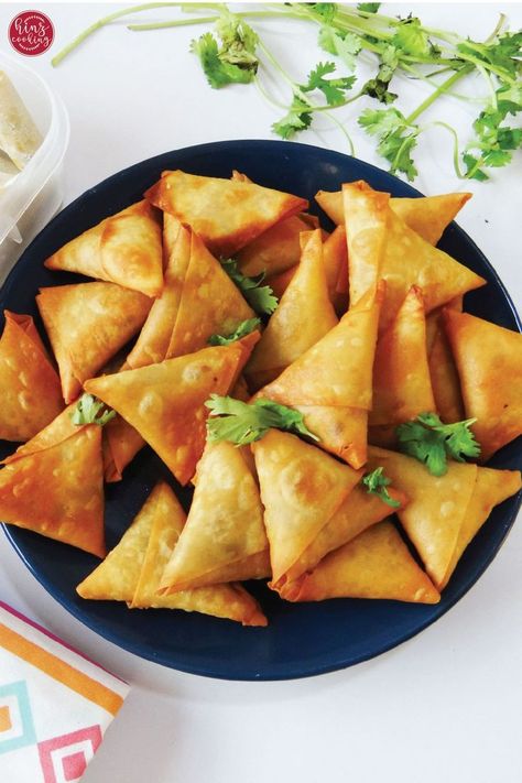 cheese samosa Paneer Samosa, Cheese Samosa, Veg Samosa, Easy Samosa Recipes, Ramadan Recipes Iftar, Vegetable Samosa, Samosa Chaat, Indian Appetizers, Samosa Recipe