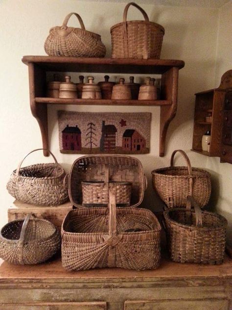 Decorate With Baskets, Primitive Country Kitchen, Deco Champetre, Old Baskets, Primitive Homes, Prim Decor, Top Decor, Primitive Kitchen, Country Kitchen Decor