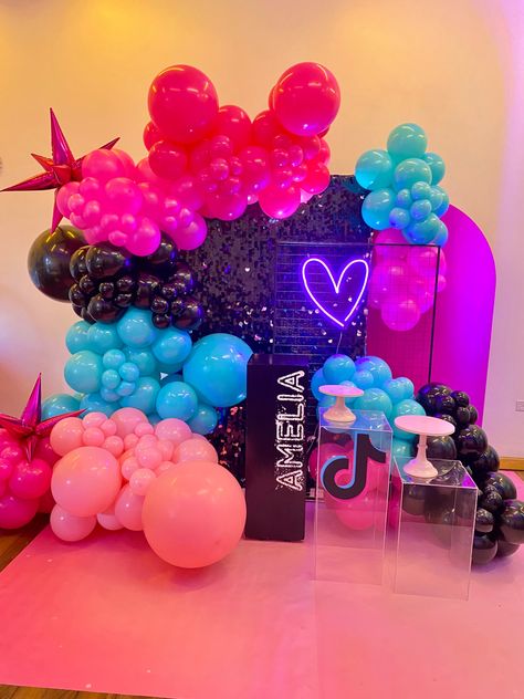 Tiktok Hotel Party, Tiktok Decoration Party, K Pop Themed Party, Tiktok Theme Birthday Party, Tiktok Balloons, Tiktok Party Decorations, Tiktok Party Ideas, Tik Tok Birthday Party Ideas, Tiktok Birthday Party Ideas