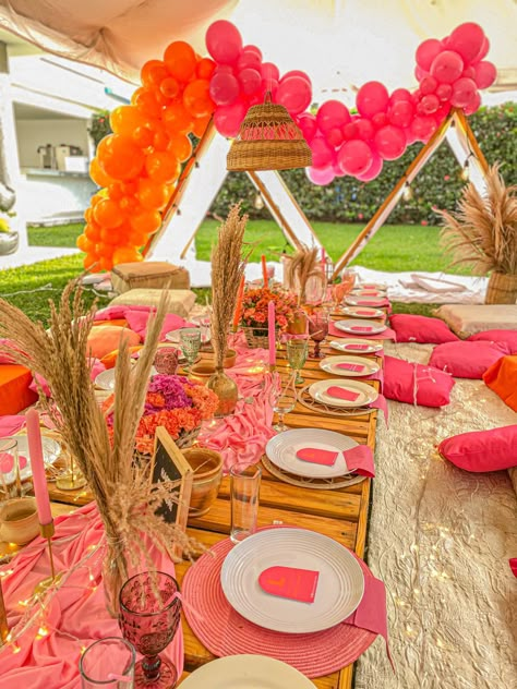 Pink And Orange Picnic Party, Table Coachella, Thanksgiving Dinner Aesthetic, Friendsgiving Theme Ideas, Simple Thanksgiving Dinner, Thanksgiving Tablescapes Simple, Modern Thanksgiving Table Settings, Friendsgiving Aesthetic, Aesthetic Dinner Party