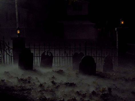 Cemetery Gates, Halloween Scenes, Haunted Graveyard, Halloween Artwork, Halloween Scene, Gothic Aesthetic, Blog Images, Buffy The Vampire, Vampire Slayer