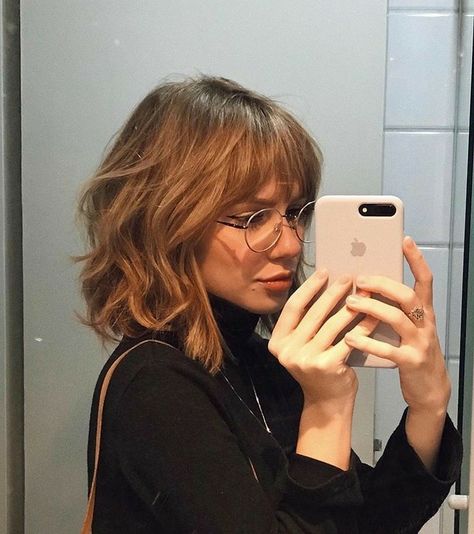 Italian Bob Haircut With Bangs, 90s Bob Haircut Grunge, Wavy Short Hair With Bangs, Bangs And Glasses, 90s Grunge Hair, Hot Haircuts, Stacked Bob Haircut, Hairstyle Inspo, Bob Haircut With Bangs