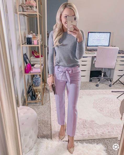 Spring Workwear Pastel Pants Lavender And Grey Outfit, Spring 2023 Work Wear, Pastel Business Casual, Light Purple Pants Outfit, Pastel Work Outfit, Mauve Pants Outfit, Lavender Pants Outfit, Lilac Pants Outfit, Office Outfits Women Winter