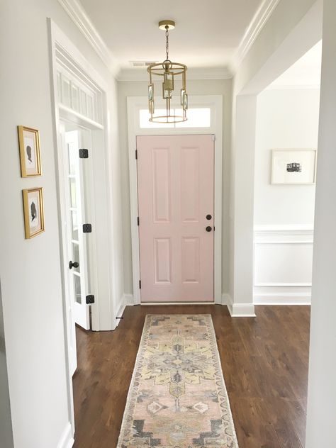 Pink front door. Sherwin Williams cachet pink 😍 Retro Diy, Pink Front Door, Pink Closet, Pink Door, Painted Front Doors, Closet Door, Big House, Pink Houses, Updating House