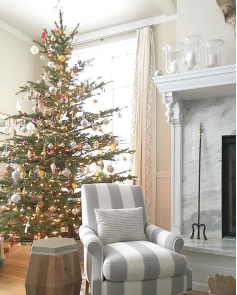 Sarah Richardson Christmas, Sarah Richardson Farmhouse, Christmas Banister, White House Christmas, Sarah Richardson, Holiday Room, Cabin Christmas, Peace And Joy, Christmas Interiors