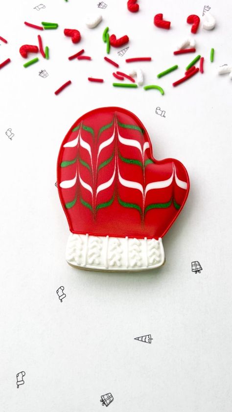 Royal Icing Christmas Cookies, Cookies 2023, Mitten Cookies, Royal Icing Cookies Recipe, Decorated Sugar Cookie, Cookie Decorating Icing, Christmas Sugar Cookies Decorated, Cute Christmas Cookies, Royal Iced Cookies