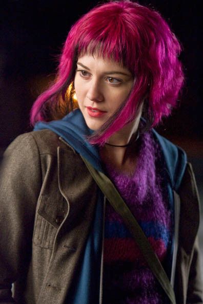 This is my favorite outfit again, but in this picture you can see the shirt she's wearing under the jacket. Ramona Flowers Hair, Ramona Flowers Scott Pilgrim, Ramona Scott Pilgrim, Mary Winstead, Scott Pilgrim Comic, Mark Webber, Ramona Flowers, Manic Pixie Dream Girl, Scott Pilgrim Vs. The World