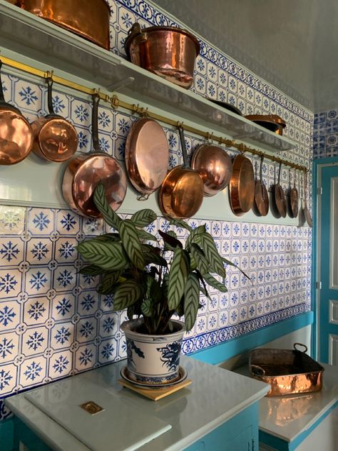 Blue and white tiles copper pots and pans Claude Monet Old Italian Kitchen, Vintage Italian Kitchen, Claude Monet Garden, Italy Kitchen, Italian Kitchen Decor, Monet Garden, Italian Home Decor, Italian House, Cookware Set Stainless Steel