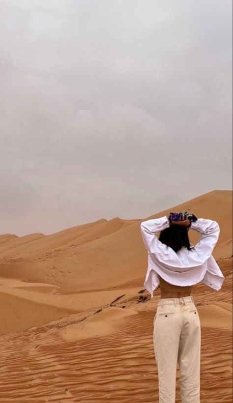 Marrakesh Instagram Pictures, Sand Dune Pictures, Sand Dune Outfits, Morocco Aesthetic Girl, Morocco Picture Ideas, Morocco Instagram Pictures, Sand Dunes Aesthetic, Dubai Sand Dunes, Dunes Outfit