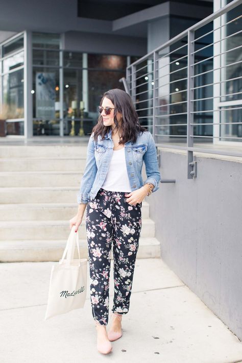 How to style floral joggers - My Style Vita. White t-shirt+navy floral joggers+blush lace-up ballerinas+denim jacket+white fabric tote bag+sunglasses. Spring Casual Outfit 2017 Floral Pants Outfit, Celana Fashion, Floral Joggers, Denim Flats, Floral Print Pants, Outfits 2017, Spring Fashion Outfits, Fashion Blogger Style, Cooler Look