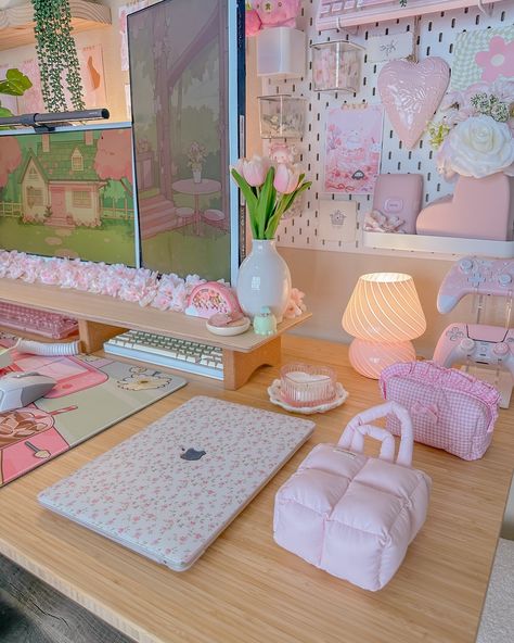 Girly Setup, Cozy Desk Space, Kawaii Gaming Room, Aesthetic Girly Things, Pinterest Girly, Girly Girl Aesthetic, Dream Room Ideas, Work Desks, Setup Pc