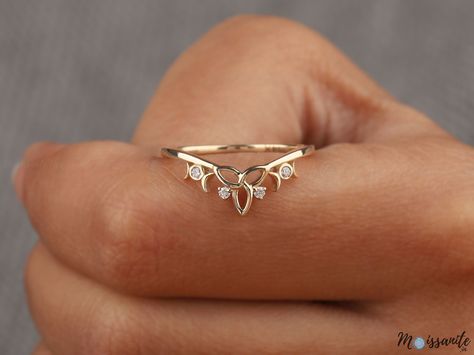 Unique moissanite wedding band Celtic Knot ring band Norse Viking ring Vintage Chevron silver ring for women bridal ring anniversary gifts ⚜️ 𝐁𝐫𝐚𝐧𝐝: 𝐓𝐡𝐞𝐌𝐨𝐢𝐬𝐬𝐚𝐧𝐢𝐭𝐞.𝐈𝐧 ※ SKU: GC3224 ➻ Listed pictures are for the reference purpose only. I will use the same mockup to create the same design in your made to order ring just for you. ✍ 𝐌𝐨𝐢𝐬𝐬𝐚𝐧𝐢𝐭𝐞 𝐃𝐢𝐚𝐦𝐨𝐧𝐝 𝐝𝐞𝐭𝐚𝐢𝐥𝐬: ➻ Shape: Round Cut ➻ Color/ Clarity: Colorless EF/ VVS-VS ➻ Weight: 0.06CT (Approx.) ➻ Measurment: 1.40mm and 1.60mm  ※ 𝗕𝗮𝗻𝗱 𝗗𝗲𝘁𝗮𝗶𝗹𝘀: ➻ Band Width: 1.40mm ➻ Band Thickness: 1.60mm ※ 𝐀𝐜𝐜𝐞𝐬𝐬𝐨𝐫𝐢𝐞𝐬: *Shipped with safe and elegant ring box; *Directly price from Manufacturer, 1/3 the price from Jewelry Store; ※ 𝐁𝐮𝐲 𝐰𝐢𝐭𝐡 𝐖𝐚𝐫𝐫𝐚𝐧𝐭𝐲: We guarantee all our gold jewelry a Celtic Viking Wedding Dress, Celtic Engagement Ring, Bridal Ring, Celtic Ring, Norse Wedding, Twig Wedding Band, Celtic Knot Jewelry, Viking Ring, Celtic Knot Ring