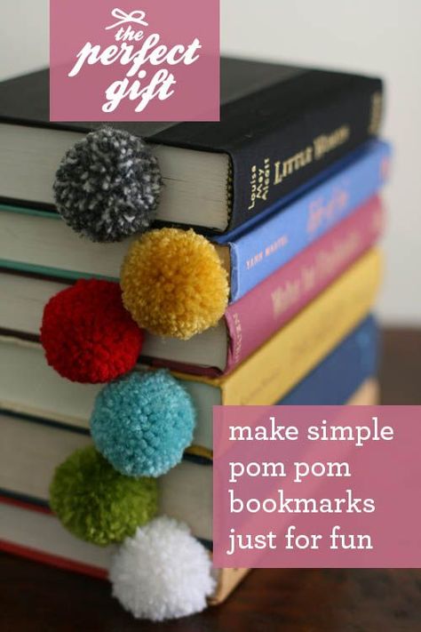 Pom Pom Bookmark, Yarn Crafts For Kids, Sell Easy, Diy Yarn, Diy Pom Pom, Diy Gifts For Friends, Pom Pom Crafts, Sell Diy, Mom Diy