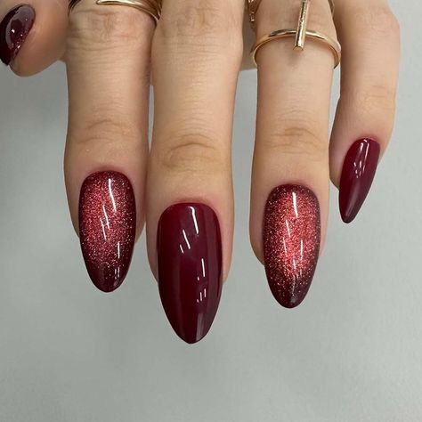 Get ready to shine this holiday season with these glamorous Christmas nail ideas! From glittery designs to elegant festive patterns, these nails will add a touch of sparkle to your celebrations. Perfect for any Christmas party or gathering! #christmasnails #holidaynailart #festivenails #sparklynails #xmasnails #glitternails #naildesignideas #holidaystyle #glamorousnails Easy Christmas Nail Designs, It Nail Art, Press On Nails Red, Christmas Nail Designs Easy, Nails December, Red Cat Eye, Almond Press On Nails, Wide Nails, Glamorous Christmas