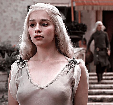 Emilie Clarke, Emilia Clarke Pics, Daenerys Targaryen Dress, Daenerys Targaryen Art, Emilia Clarke Style, Queen Of Dragons, Мотоциклы Cafe Racers, Gala Fashion, Targaryen Aesthetic