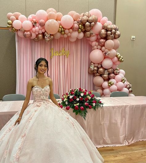 Jackie’s Balloon Decor on Instagram: “Felicidades Hermosa Quinceañera ✨✨✨ . . #misquinceaños #misquince #15thbirthday #quinceañera #balloongarland #rosegoldballoons…” Quinceanera Balloon Garland, Birthday Ballon, Quinceañera Ideas, Quince Decorations, 15 Birthday, Arch Ideas, Quinceanera Decorations, Quince Ideas, Rose Gold Balloons