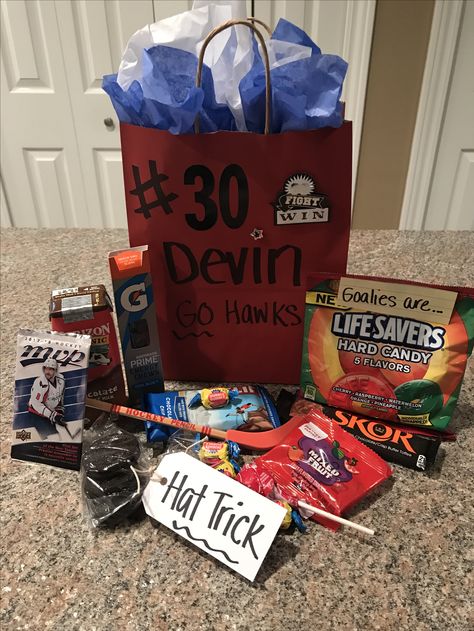 Hockey Spirit Ideas, State Tournament Ideas, Hockey Ideas For Tournaments, Hockey Goodie Bag Ideas Team Gifts, Hockey Treats For Team, Tournament Goodie Bags, Tournament Gift Bags, Hockey Snacks For Team, Hockey Tournament Food Ideas