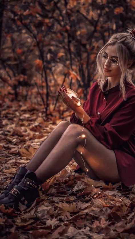 Autumn Photography Portrait, Outdoor Pics, Fall Portraits, Halloween Photoshoot, Outdoor Photoshoot, Model Poses Photography, Fall Photoshoot, Style Inspiration Fall, Autumn Outfits