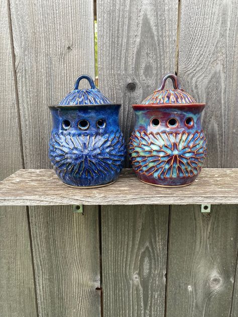 "**Please note my turnaround time is 4-6 weeks. Please contact me if you need an item sooner and I can let you know when my next kiln firing will be. All pieces unless otherwise noted are made to order Made to order garlic keeper will give your garlic heads a gorgeous home on your kitchen counter. Each jar hold approximately 4-5 heads. It can also be used to hold ginger or shallots.  This listing is for ONE garlic keeper. Please choose the color you would like.  Each piece is made by hand out of Pottery Garlic Keeper, Garlic Keeper Pottery, Garlic Keeper, Garlic Jar, Wheel Throwing, Garlic Head, Kiln Firing, Stoneware Pottery, Pottery Ideas