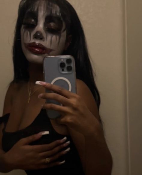 Halloween Hot Makeup, Messy Clown Makeup, Halloween Makeup Ideas Clown, Hot Halloween Makeup Looks, Carti Face Paint, Clown Goth Makeup, Goth Halloween Makeup, Hot Clown Makeup, Carti Makeup