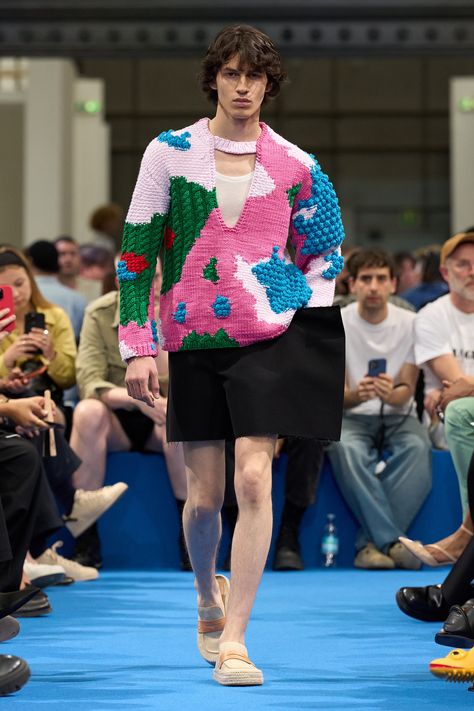 JW Anderson - Spring 2024 Menswear https://www.vogue.com/fashion-shows/spring-2024-menswear/j-w-anderson/slideshow/collection#39 Resort 2024 Collection, Milan Fashion Week Runway, 2024 Menswear, Resort 2024, Collarless Shirt, Hot Sweater, Fashion Runway, J W Anderson, Next Clothes