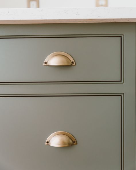 Shaker Style Cabinets, Brass Cabinet Hardware, Kitchen Cabinet Hardware, Green Cabinets, Kitchen Hardware, Kitchen Drawers, Kitchen Redo, Green Kitchen, Décor Diy