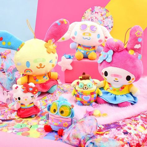 ARTBOX Covent Garden on Instagram: "Sanrio friends all decked out in Decora fashion! ✨🌈  We're obsessed with their new vibrant fashion-forward style, decorated in hearts, rainbows and candy!  This special series is inspired by Decora Kei, a Japanese style that embraces self-expression, bright colours and lots of fun accessories ~ just like @6doki_official 🫶  Collect yours at artbox.co.uk!  #cinnamoroll #mymelody #hellokitty #pompompurin #usahana #cuteplush #sanrio #sanriocore #sanriocharacters #sanrioplush #decorakei #jfashion #harajukufashion #decora #popkei" Usahana Sanrio, Pixie Core, Decora Art, Decora Kei Fashion, Decora Aesthetic, Decora Harajuku, Decora Fashion, Colourful Accessories, Harajuku Decora