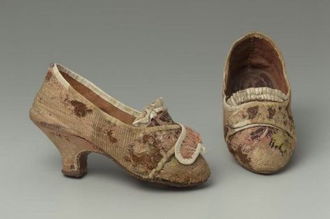 1775-85 Pair of women's shoes 18th Century Shoes, Century Shoes, 18th Century Women, Historical Shoes, 18th Century Clothing, Old Shoes, Century Clothing, Antique Clothing, Silk Taffeta