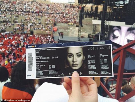 Adele With Fans, Adele Show, Adele Tour, Adele Child, Singer Life, Adele Photos, Adele Concert, Wish Board, Concert Aesthetic