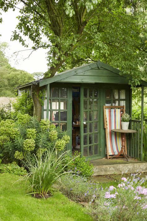 Traditional garden rooms: 20 pretty design ideas | Real Homes Corner Garden Room, Garden Summerhouse, Summer Hangout, Corner Pergola, Potting Benches, Dreamy Space, Corner Summer House, Period Living, Pretty Cottage