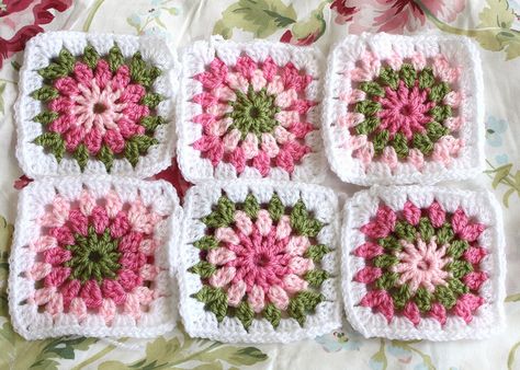 Pink and green color scheme Knitting Hacks, Manta Crochet, Yarn Thread, Yarn Projects, Bon Bon, Crochet Rug, Crochet Squares, Granny Squares, Love Crochet