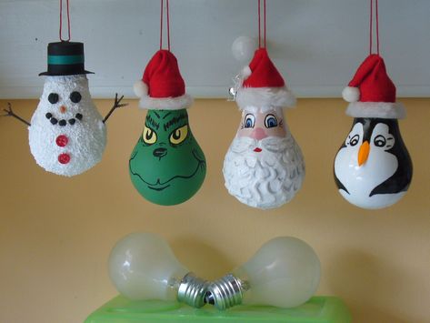 Ideas: Handmade Light Bulb Christmas Ornaments. Don't throw those old bulbs away! Snowman, Grinch, Santa, and Penguin Diy Christmas Bulbs, Grinch Craft, Diy Grinch, Diy Light Bulb, Xmas Inspiration, Grinch Stuff, Christmas Orniments, Light Bulb Crafts, Ornaments Crafts