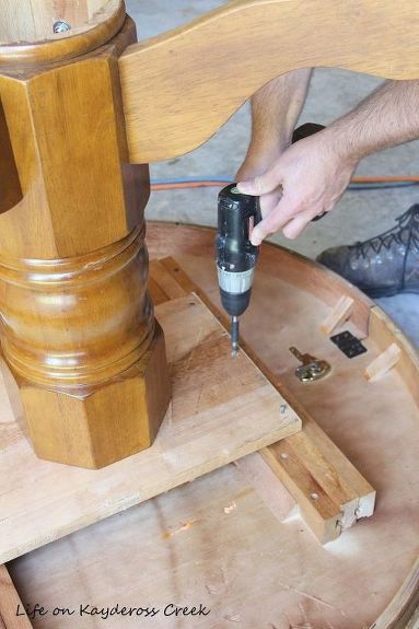 Decorating on a budget is awesome with this repurposed dining to coffee table project. Check out the before and after and be amazed how you can decorate your home in rustic farmhouse style like it was done by Joanna Gaines herself. #diy #farmhouse #table #makeover Round Farmhouse Coffee Table, Diy Pedestal Table, Pedestal Table Makeover, Refurbished Coffee Tables, Diy Pedestal, Ikea Lack Table, Coffee Diy, Coffee Table Makeover, Farmhouse Coffee Table