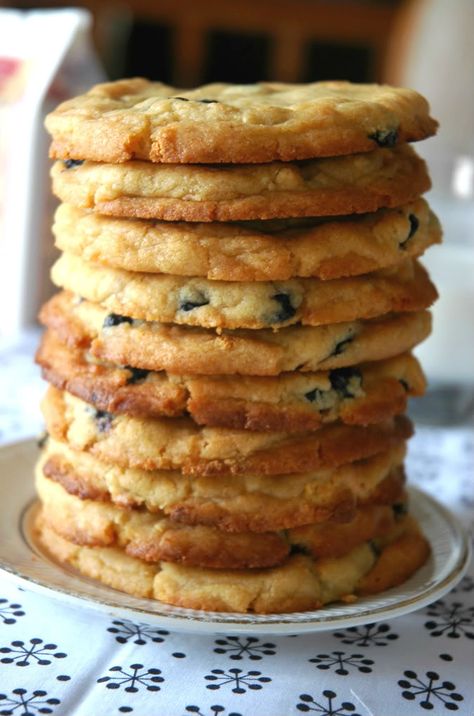 Rummy Tum-Tum: Momofuku Blueberry-and-Cream Cookie Momofuku Milk Bar, Cream Cookies, Delicious Cookies, Holiday Cookie Recipes, Milk Bar, Biscuit Cookies, Fun Baking Recipes, Brownie Cookies, Pie Dessert