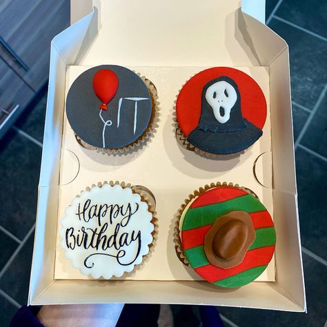 Chucky Cupcakes, Pennywise Cupcakes, Horror Movie Cupcakes, Horror Cupcakes Ideas, Rocky Horror Cupcakes, Horror Cupcakes, It Birthday Cake Stephen King, Horror Themed Cupcakes, Scary Movie Cupcakes