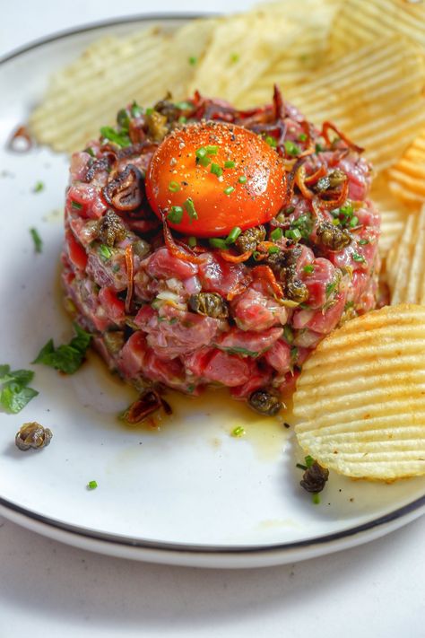 Beef Tartare Aesthetic, Restaurant Menu Ideas Food, Bistro Menu Ideas Food, Ground Beef Appetizers, Beef Tartare Recipe, Steak Tartare Recipe, Brasserie Food, Fine Dining Appetizers, Tuna Tartare Recipe