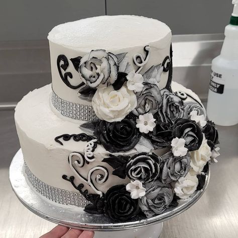 2 Tier Black Wedding Cake, Black White And Grey Wedding, Wedding Cake Colors, Black And White Wedding Cakes, Biscuit Icing, 2 Tier Wedding Cake, Wedding Cake Simple Elegant, 2 Tier Wedding Cakes, Cake Designs For Girl