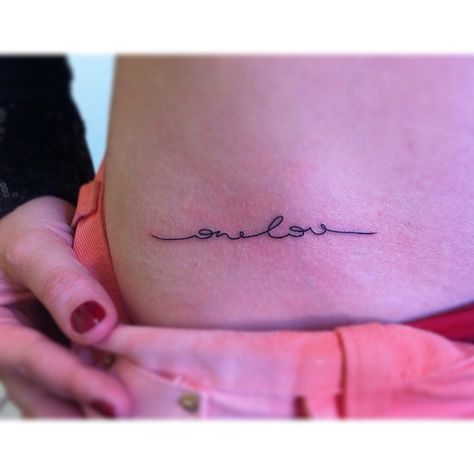 One Love #onelove tattoo #tattoo #tattoofeminina #escrita inspirar bob marley inspiration tattoo Small Bob Marley Tattoo, Bob Marley Inspired Tattoo, One Love Tattoo Bob Marley, Bob Marley Tattoo Ideas, Bob Marley Quotes Tattoos, Marley Tattoo, Bob Marley Tattoo, Tattoo Thoughts, Bob Marley Quotes