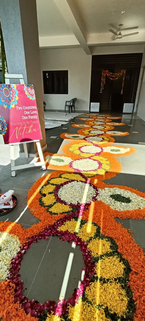 Welcome Home Bhabhi Decoration, Bride Welcome Decoration At Home, Kanku Pagla Decoration At Home, Flower Decoration For Wedding, Welcome Rangoli, Simple Flower Rangoli, Flowers Rangoli, Welcome Home Decorations, Room Decor For Teens