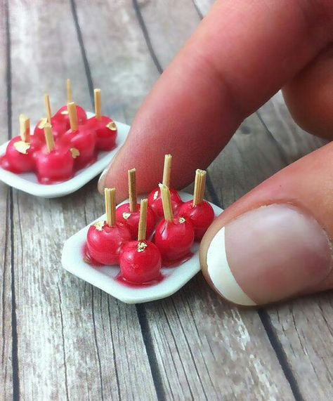 Dollhouse Bakery, Toffee Apples, Miniature Food Tutorials, Crea Fimo, Caramel Treats, Accessoires Barbie, Polymer Clay And Resin, Clay And Resin, Ceramic Platter