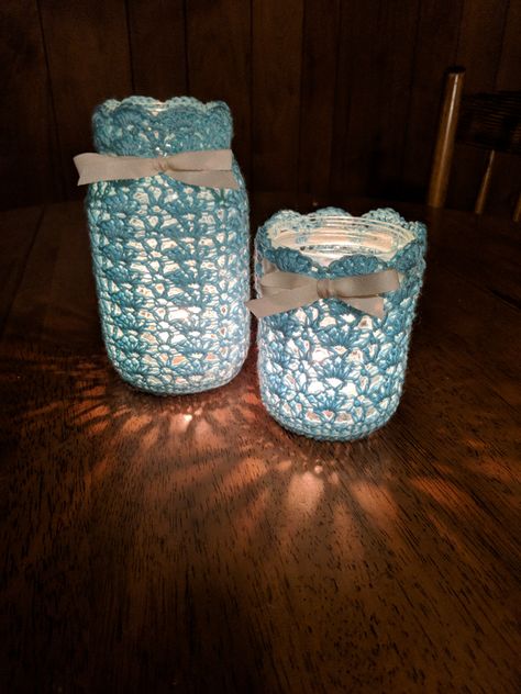 Lace Mason Jar Covers (Free Pattern) Crochet Mason Jar, Mason Jar Covers, Crochet Candle Holder, Lace Jars, Crochet Vase, Crochet Jar Covers, Crochet Candle, Mason Jar Cozy, Lace Mason Jars