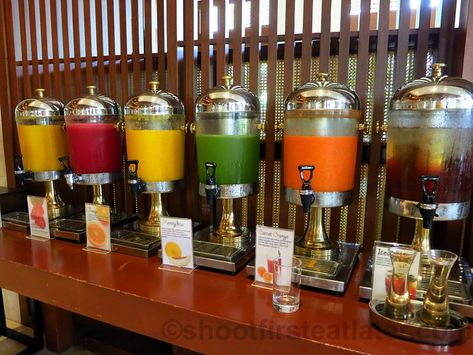 Juice Bar Interior, Orange Carrot Juice, Juice Cafe, Juice Bar Design, Fresh Juices, Smoothie Bar, Fruit Shop, Chocolate Espresso, Carrot Juice