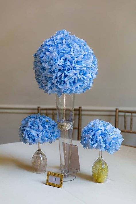 Light Blue Centerpieces, Blue Quince Ideas, Quince Aesthetic, Wedding Centerpieces Blue, Quince Blue, Quinceanera Blue, Low Wedding Centerpieces, Cinderella Quince, Baby Blue Quinceanera