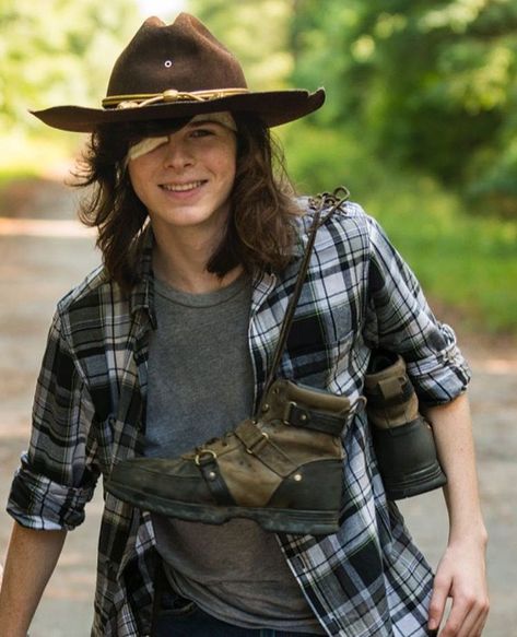 Carl Grimes Smiling, Carl From The Walking Dead, Carl Grimes X Y/n, Twd Carl Grimes, Carl Walking Dead, Carl E Enid, Carl Twd, Carl The Walking Dead, Friends Shoes