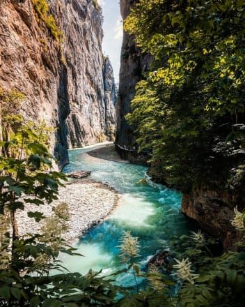 Aare Gorge, Switzerland Art, Switzerland Tourism, Cambodia Travel, Cheap Flight, Cheap Flight Tickets, Beautiful Vacations, Flight Tickets, Breathtaking Places