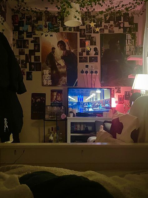 Last Of Us Room Decor, Tlou Inspired Room, The Last Of Us Themed Room, Ellie Williams Room, The Last Of Us Bedroom, Tlou Room Decor, The Last Of Us Room Ideas, The Last Of Us Room Decor, Movie Bedroom Aesthetic