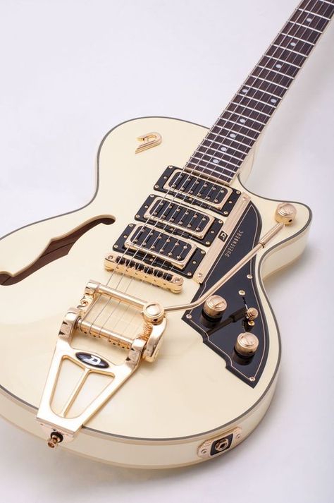 ➥Curso de Guitarra Online Dusenberg Guitars, Guitars Aesthetic, Electric Guitar Aesthetic, Gitar Vintage, Duesenberg Guitar, Aesthetic Guitar, White Electric Guitar, Dream Guitar, Vintage Guitar Amps