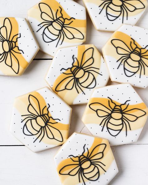 @tinycrumbscookieco on Instagram: “Happy International Women’s Day to all you queen bees out there 💛 . . . . . #sugarcookies #tinycrumbscookieco #cookies #cookieart…” Decorated Biscuits, World Bee Day, Sunflower Cookies, Flooding Cookies, Bee Cookies, Royal Iced Cookies, Spring Treats, Sugar Cookie Royal Icing, Paint Cookies