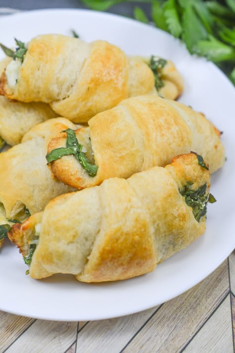 Feta and Spinach Crescent Rolls - Happy Homeschool Nest Spinach Crescent Rolls, Cresant Rolls, Crescent Roll Recipes Dinner, Spinach Rolls, Cheese Crescent Rolls, Crescent Recipes, Spinach Feta, Eating Light, Crescent Roll Recipes