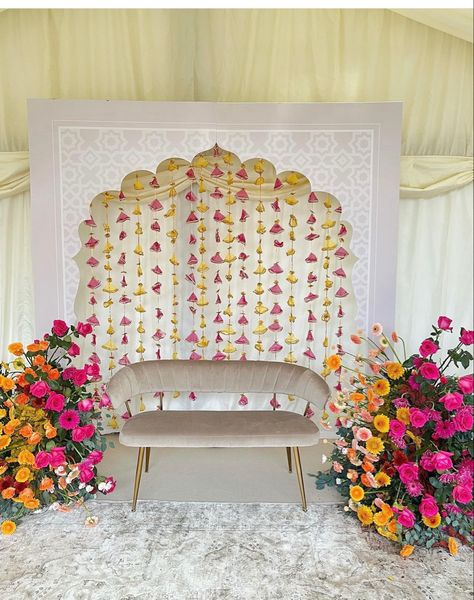 Modern Mandap Design, Chooda Ceremony Decor, Gaye Holud Centerpiece, Punjabi Wedding Backdrop, Indian Wedding Colour Themes, Diy Indian Wedding Decor Ideas, Maiyaan Decor, Pink Haldi Decor, Maiyan Decor